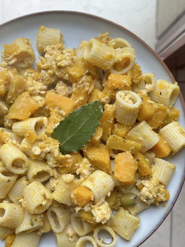 Pasta con ragù di zucca e tempeh